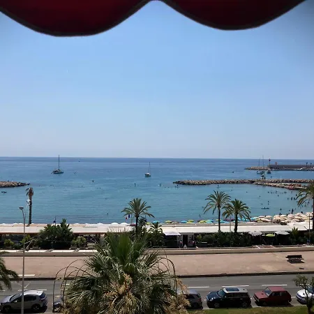Front De Apartment